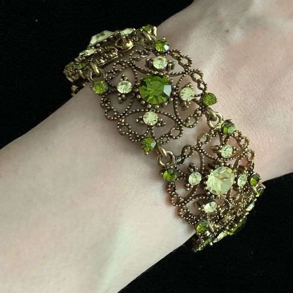 🆕🔥Laced Sage Green Antique Gold Bracelet - Picture 2 of 7
